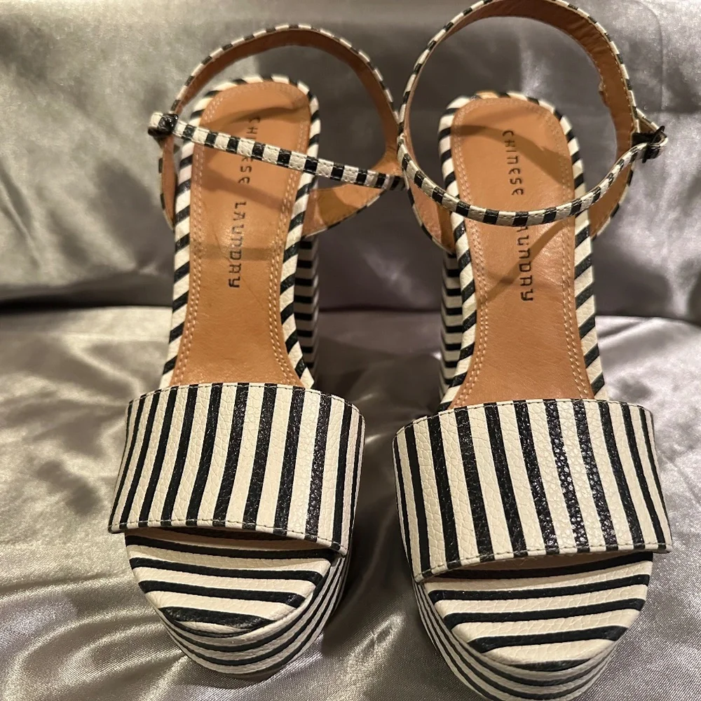 Chinese Laundry Platform Sandals - Picture 1 of 4